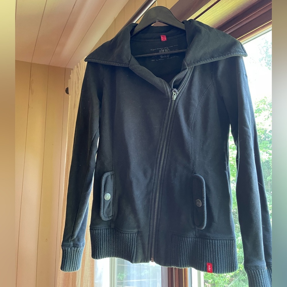 EDC Sweater size medium great quality with button pockets.